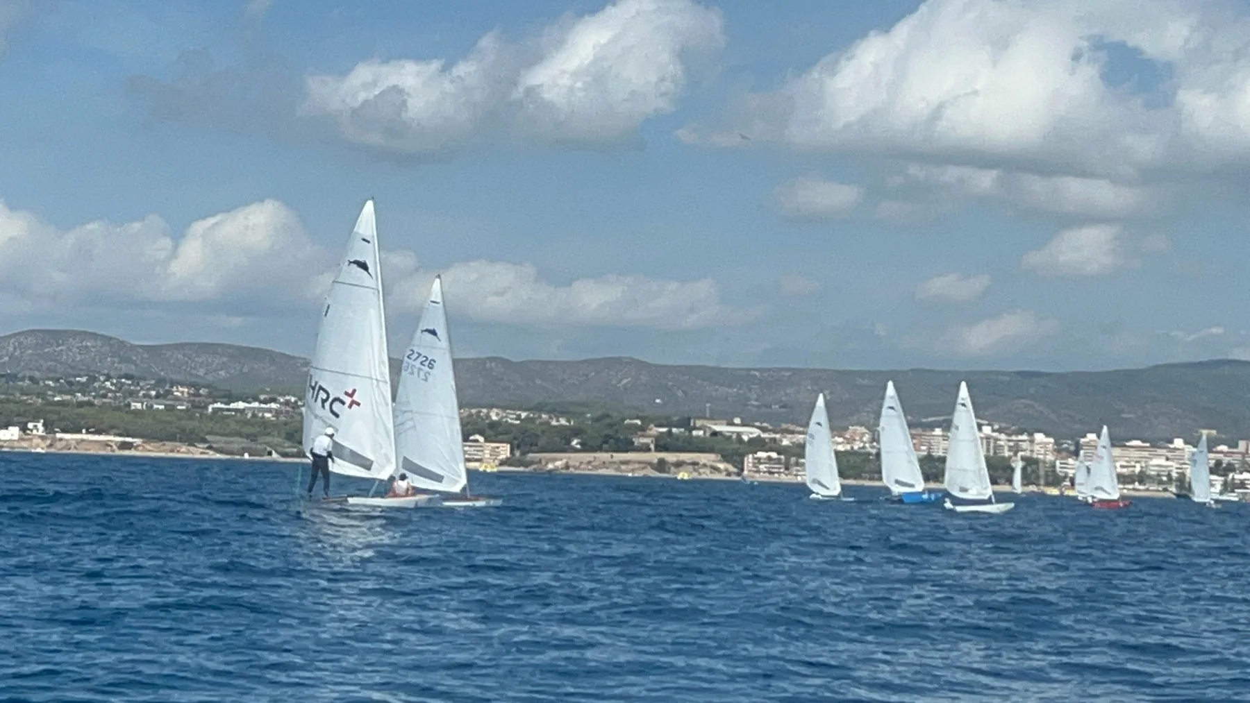 Flota de Patí Català navegant davant la costa