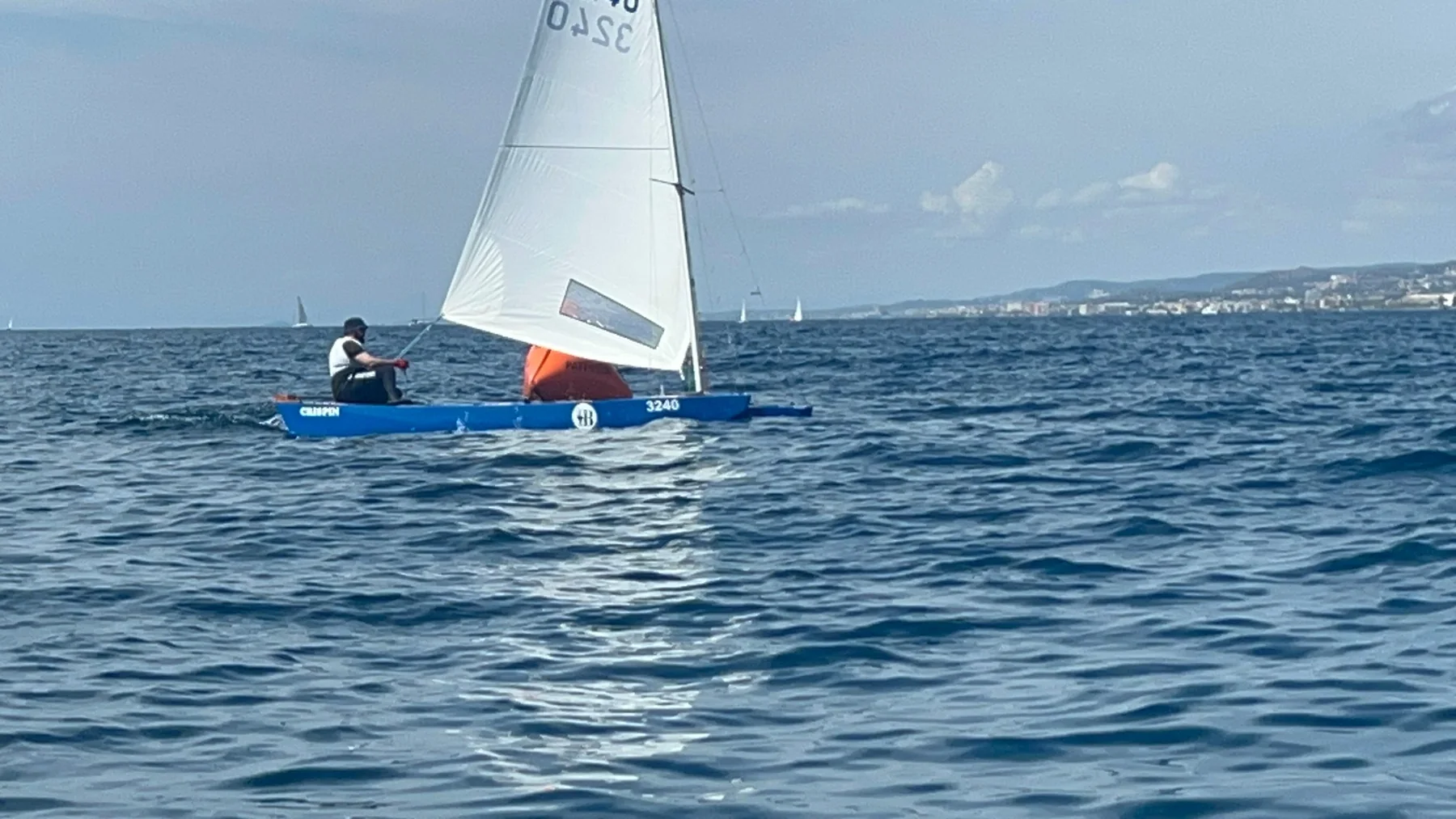Patí de Vela blau durant una prova