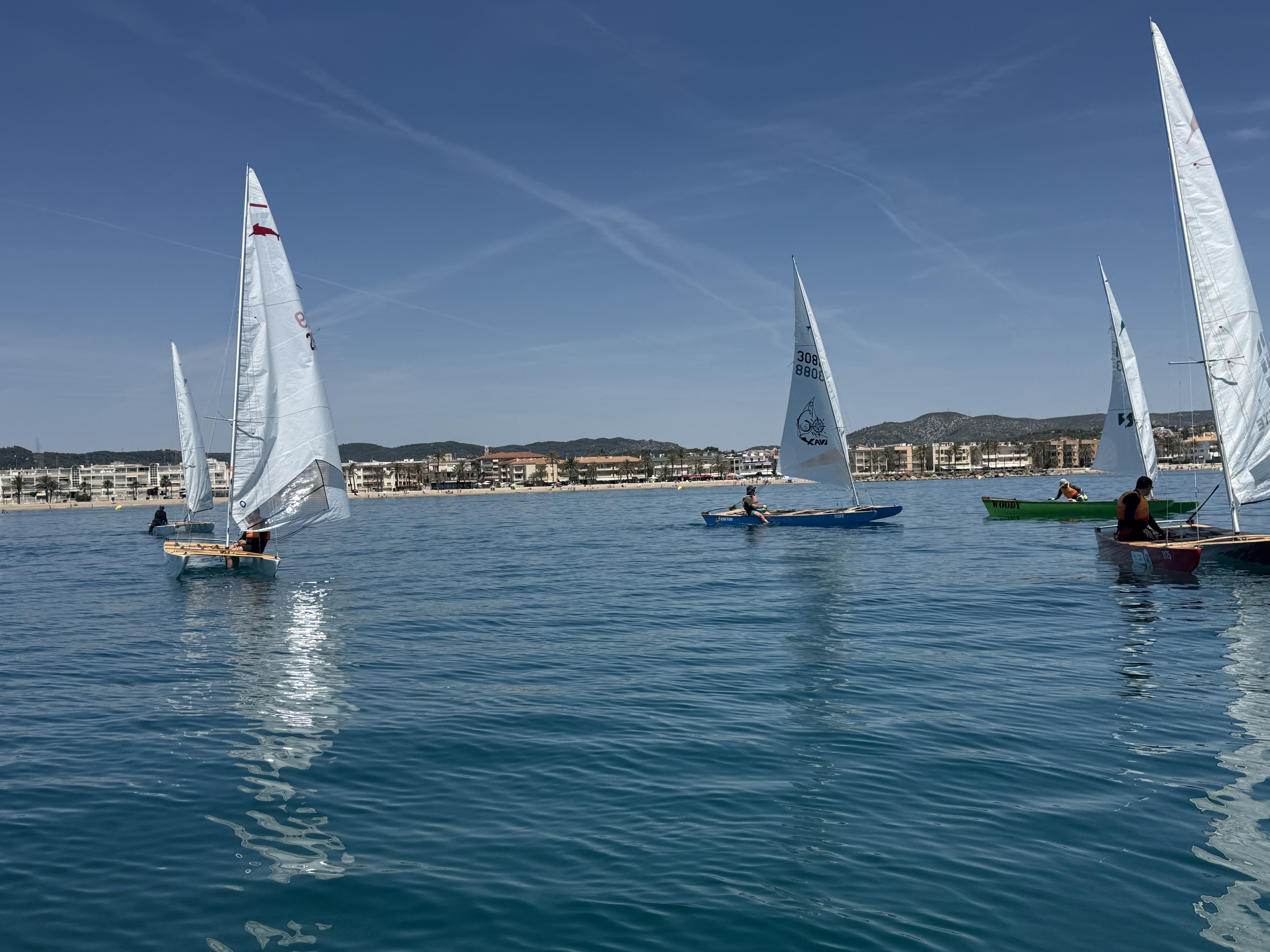 Patins de vela en regata a Cubelles